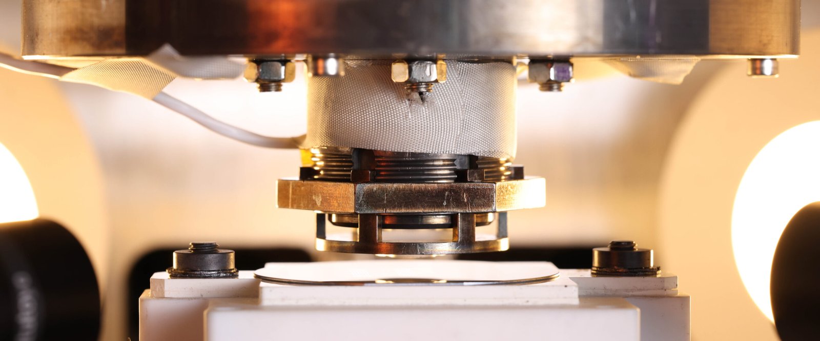 Detalhe do equipamento de processamento de materiais da ATLANT 3D em laboratório