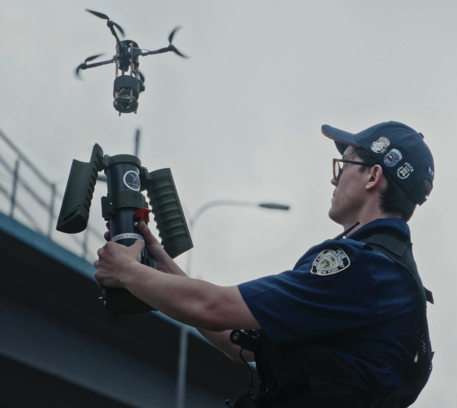 Agente de segurança acompanha o lançamento de um drone DefendEye