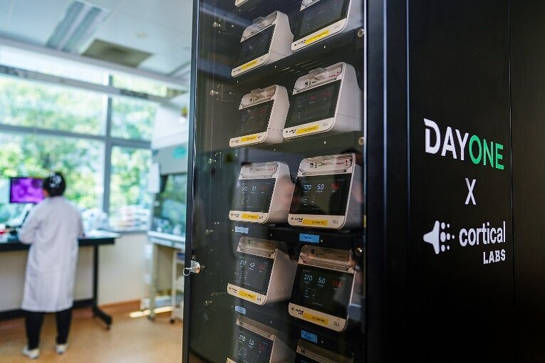 Protótipo do centro de dados biológico da DayOne e Cortical Labs instalado no NUS Life Sciences Institute em Singapura