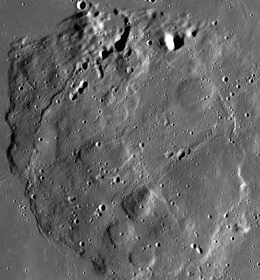 Mosaico orbital em tons de cinza da região vulcânica Mons Rümker, na superfície da Lua